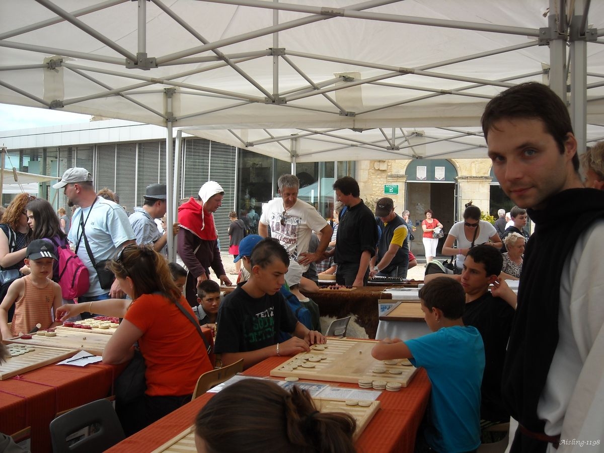 Fête des jeux au Château Guillaume-le -Conquérant de Falaise, 2012. Les parties sont en cours et frère Jehan est disponible pour un nouveau groupe ou une question... falaise-2012-aisling-1198-89